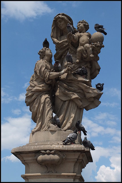 Heilige Anna mit Jesuskind, die einzige Statue auf der Brücke, auf der die Tauben hockten!  