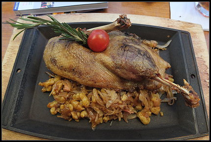 Ente mit Kartoffelnocken „Halušky“ und mährischem Kraut  