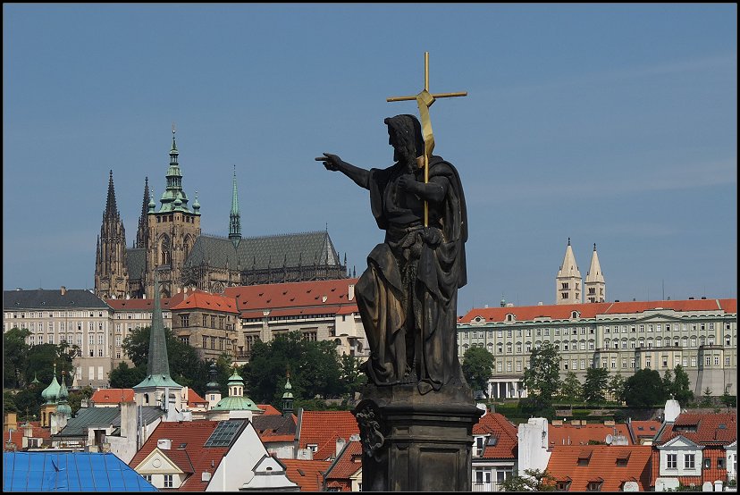 Der heilige Johannes weist den Weg zur Prager Burg und dem Veitsdom  