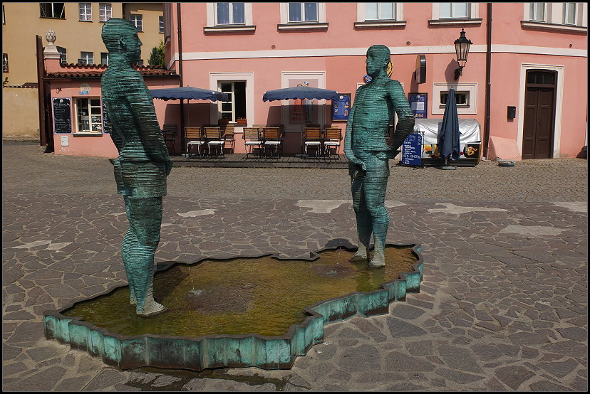 Brunnen vor dem Kafka Museum  