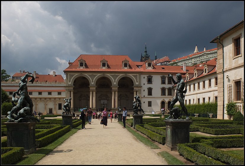 Eine dunkle Wolke ber dem Palais Wallenstein   