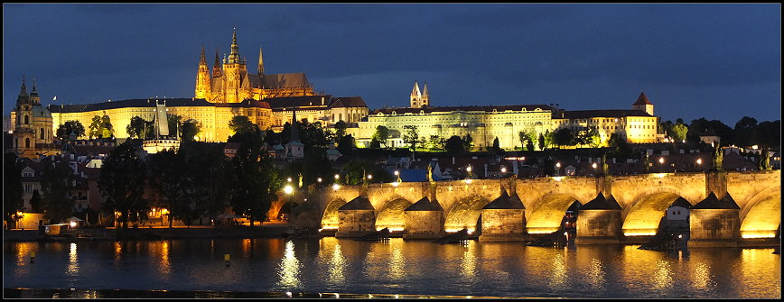 Karlsbrcke und Prager Burg bei Nacht  