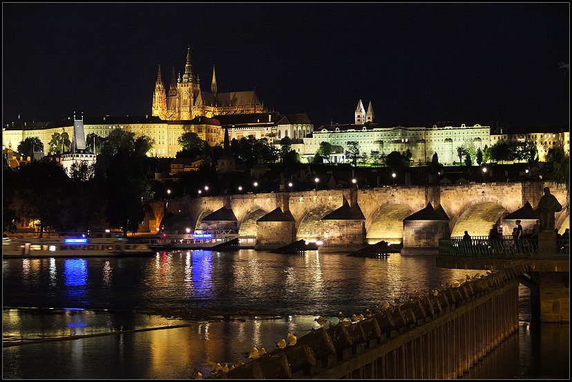 Prager Burg und die Karlsbrcke bei Nacht  