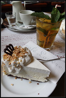Lecker Kuchen im Caf Louvre 