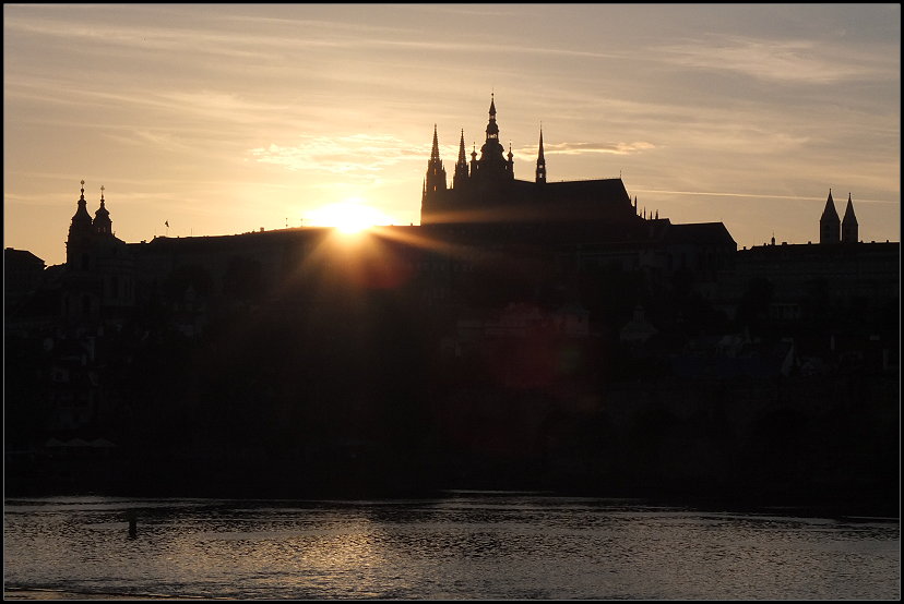 Die Sonne verschwindet hinter der Prager Burg 
