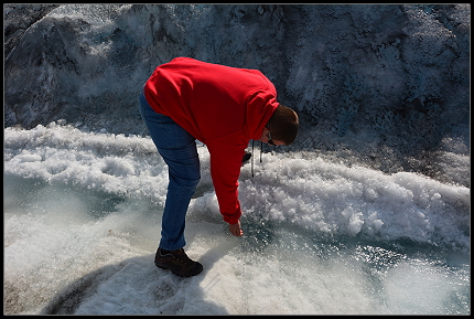 Tom probiert Gletscherwasser