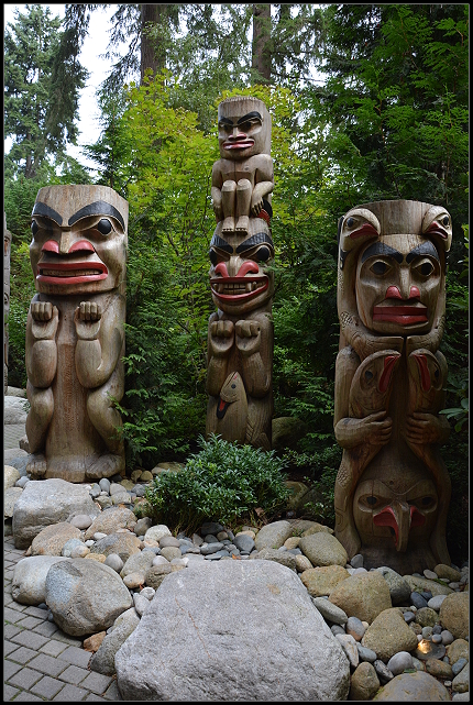 Totempfähle im Suspension Bridge Park Totempfähle im Suspension Bridge Park