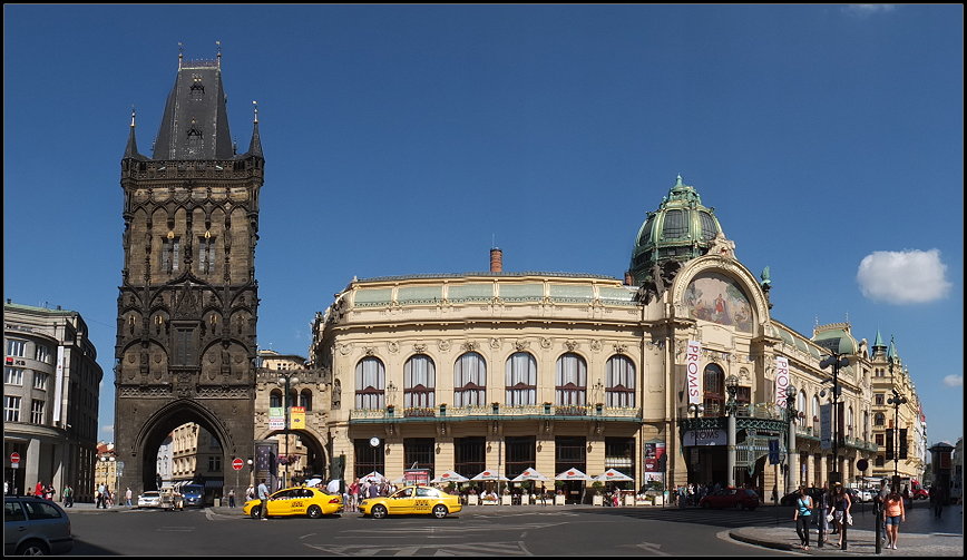 Pulverturm mit dem Gemeindehaus 