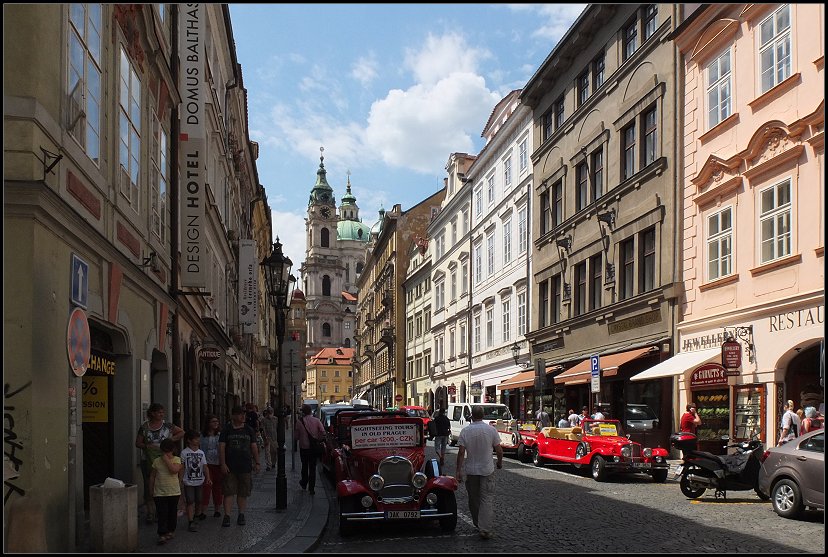 Oldtimer stehen fr eine Stadtrundfahrt bereit  