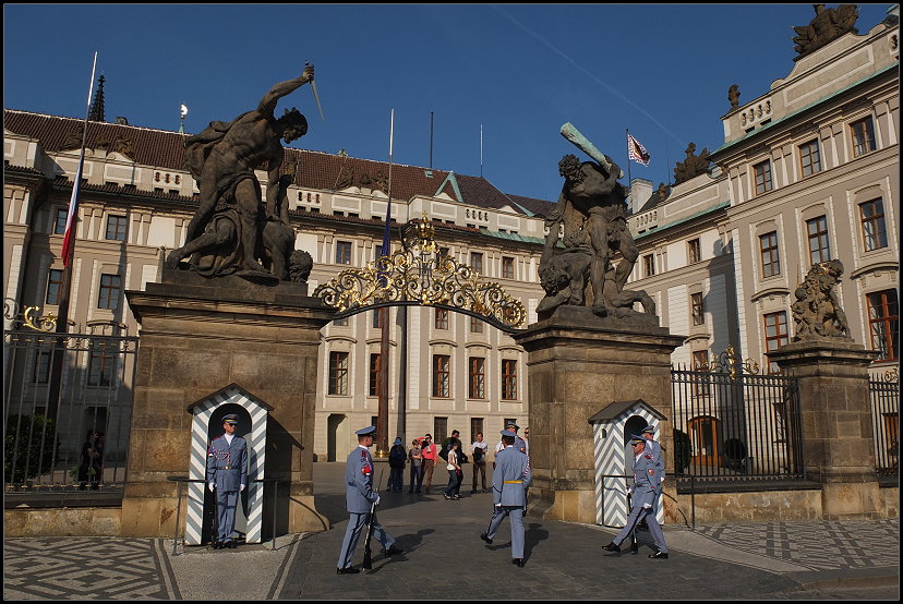 Wachablsung vor dem ersten Burghof der Parger Burg  