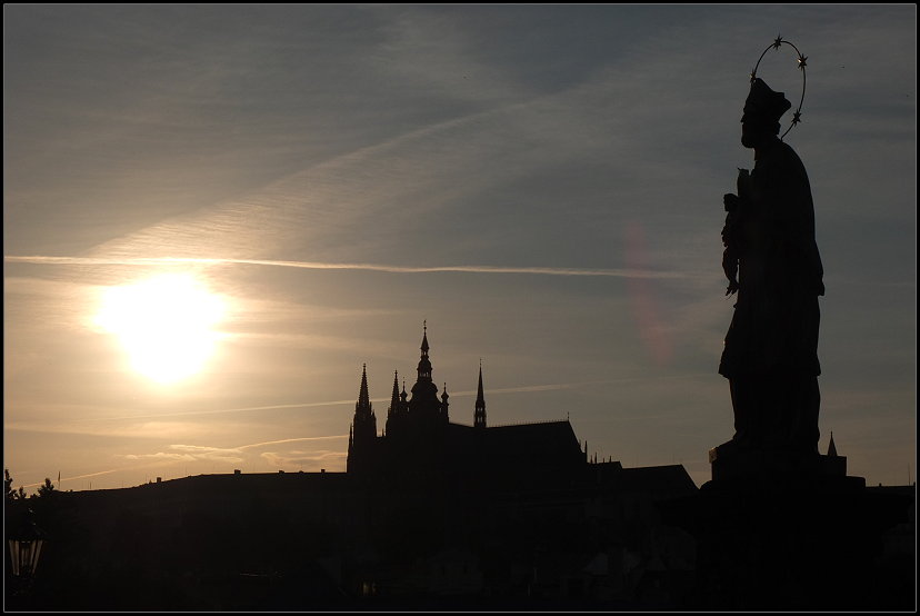 Nepomuk und der Veitsdom im Gegenlicht  