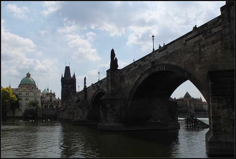 Karlsbrcke vom Wasser aus  