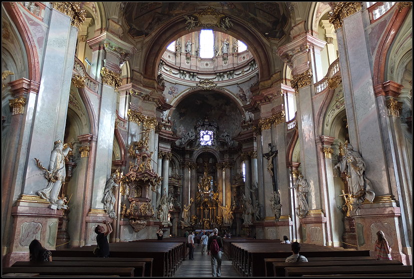 Im Innern der St.-Niklas-Kirche   