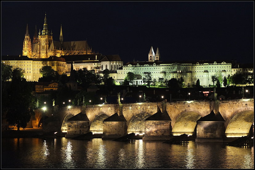 Karlsbrcke und Prager Burg bei Nacht  