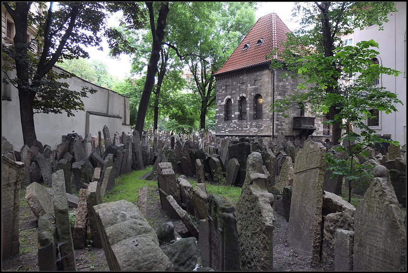 Blick vom jdischen Friedhof zum Zeremoniensaal  