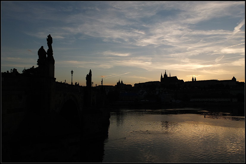 Karlsbrcke und Prager Burg mit Abendhimmel  