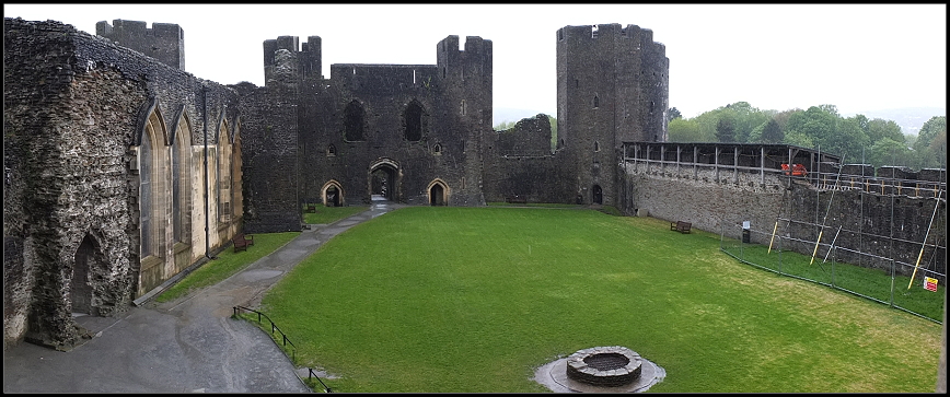 Caerphilly Castle Innenhof