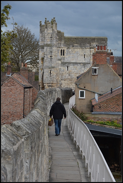 Spaziergang auf der Stadtmauer in York Spaziergang auf der Stadtmauer in York